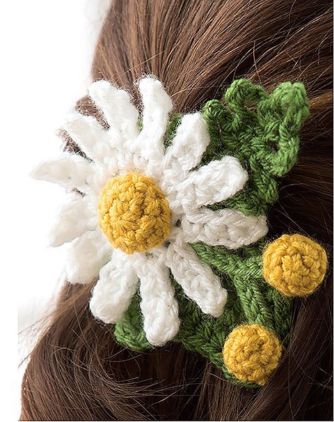 Crochet daisy barrette by Amy Gaines -- This pattern includes the billy buttons design, one of the daisies and the daisy leaf. The pattern is included in the book called Quick Crochet With Flowers, published by Leisure Arts