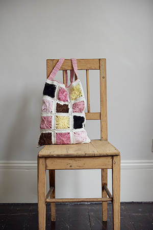Flower Loom Crochet Tote Bag, from Crochet Loom Blooms by Haafner Linssen. Published by Interweave. Photographs courtesy of Haafner Linssen, Phil Wilkins and Nicki Dowey.