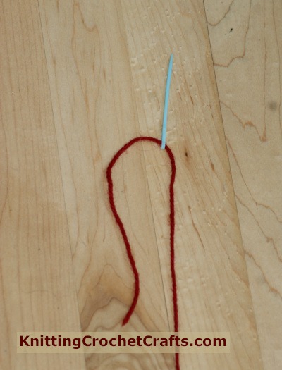 How to Whipstitch, Step 1: Thread a Tapestry Needle With Yarn.