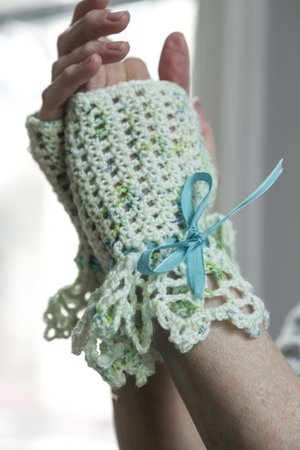 Ruffled crochet fingerless gloves designed by Amy Solovay. The pattern for these fingerless gloves is included in Delicate Crochet by Sharon Hernes Silverman, published by Stackpole Books.
